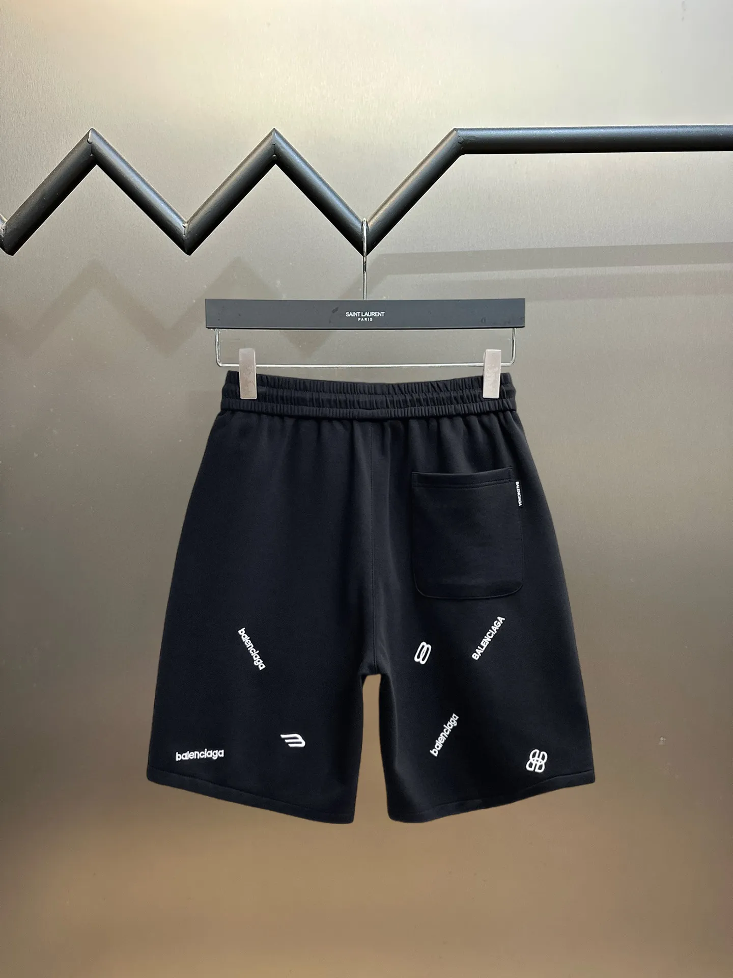 Balenciaga's three-standard complete 2026 summer New Arrival men's casual shorts, advanced custom-made Breathable fabric, Breathable fabric, extremely stretchy and comfortable, impeccable details, top-grade accessories, original logo design concept, delicate and soft feel! The upper body fit is awesome! Size: M-XXXL Please state your height and weight when ordering